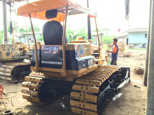 ขายรถแทร็กเตอร์D2-5P สภาพสวยพร้อมใช้งาน เครื่องดีช่วงล่างดี ใบแทร็กสวย ราคาต่อรองคุยกันได้ โทร0616613023แพรว