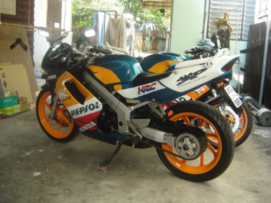 NSR 150 SP PROARM มี 3 คัน สวยมาก สีเขียวส้ม สีแดง ทำสีใหม่ทั้งคัน ราคา 35000 บาท มี 1 คัน และ อีกคัน ราคา 37000 บาท อีกคัน 39000 ติดต่อ 0808051985 คุณ เจ สีลม ซอย 10 กทม ตรงข้าม ธนาคาร กรุงเทพ กทม 10500