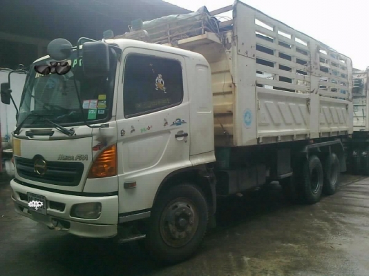 HINO MEGA FM 260 HP EURO2 ปี 49 รถพ่วงแม่+ลูก กระบะดั๊มพ์เหล็ก 12 ตันคอกสูงเกษตรของสามมิตรลอนเฉียงทั้งแม่ทั้งลูก ลูก 2 คานดั๊มพ์ เครื่องแน่นแรงดี ภายในเก๋งสวยครบพร้อม ช่วงล่างแน่น ยางสภาพดี 70\% ทั้งแม่ทั้งลูกพร้อมบรรทุกพร้อมใช้งาน เอกสารทะเบียนภาษีครบพร้อ