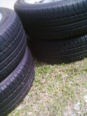 ขายแม็กพร้อมยาง HONDA JAZZ ยางบริสโตร์ 185/55R16 ยางปลายปี09 สวยๆ 1 ชุด พร้อมน๊อต 16 ตัว