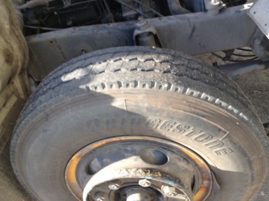 รถอิซูซุ 6 ล้อ ติดเหี้ยบ 3 ตัน 165 แรงม้า  สนใจติดต่อ 081 - 6079515