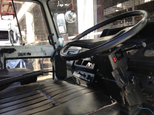 รถอิซูซุ 6 ล้อ ติดเหี้ยบ 3 ตัน 165 แรงม้า  สนใจติดต่อ 081 - 6079515