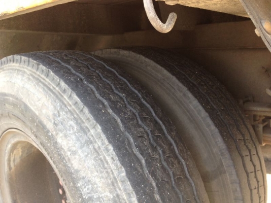 รถอิซูซุ 6 ล้อ ติดเหี้ยบ 3 ตัน 165 แรงม้า  สนใจติดต่อ 081 - 6079515