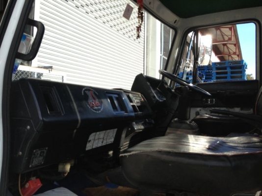 รถอิซูซุ 6 ล้อ ติดเหี้ยบ 3 ตัน 165 แรงม้า  สนใจติดต่อ 081 - 6079515