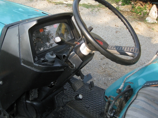 ขาย Kubota GRANDEL 26แรง สภาพพร้อมใช้งาน 2เพลา พวงมาลัยเพาเวอร์  อุปกรณ์ ใบดันหน้า พร้อมผาน 5 ยางหลังใหม่สภาพ 90\% สนใจ ติดต่อครับ