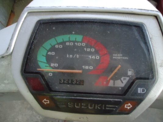 ขาย SUZUKI CRYSTAL สภาพเครื่องดี สตาร์ททีเดียวติด ,มีไฟโชว์ตำแหน่งเกียร์ที่หน้าปัดด้วยครับ  แห้งๆ ไม่มีเยิ้ม ยางหน้าและหลังดอกใหม่ๆครับ มีบัตรประชาชนเจ้าของและสัญญาซื้อขายด้วยครับ 1,900.- อยู่เชียงใหม่