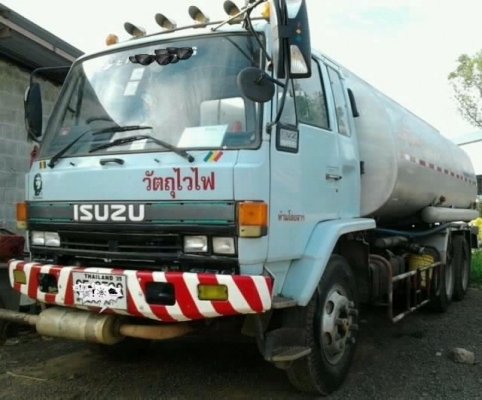 ISUZU ROCKY FVM 195 HP 6HE1 สิบล้อเพลาเดียว บรรทุกถังน้ำมัน เครื่องแน่นแรงดี หัวเก๋งสีบางเดิมๆภายในเก๋งคอนโซลสวยครบ แอร์เย็น พวงมาลัยเพาเวอร์ เบรคทริ๊ปฟี้ ช่วงล่างคัชซีใหญ่สวยมาก ยางสภาพดี 10 เส้นประมาณ 80\% เอกสารทะเบียนภาษีครบพร้อมโอนครับ