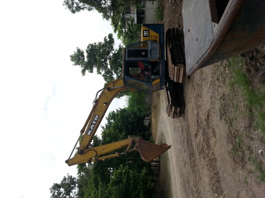 ให้เช่าแบคโฮ วันละ 4000  พร้อมคนขับ ทั่วโลก