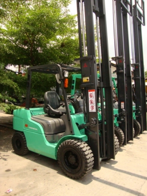 ขายรถโฟล์คลิฟท์  MITSUBISHI  FD25  เครื่องยนต์ดีเซล  เกียร์ธรรมดา  เสาสูง  4  เมตร  ยางตันใหม่  4 เส้น  (มีหลายคันให้เลือก)