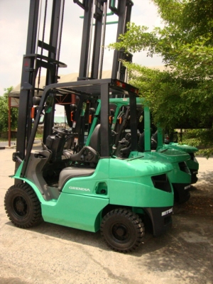 ขายรถโฟล์คลิฟท์  MITSUBISHI  FD25  เครื่องยนต์ดีเซล  เกียร์ธรรมดา  เสาสูง  4  เมตร  ยางตันใหม่  4 เส้น  (มีหลายคันให้เลือก)