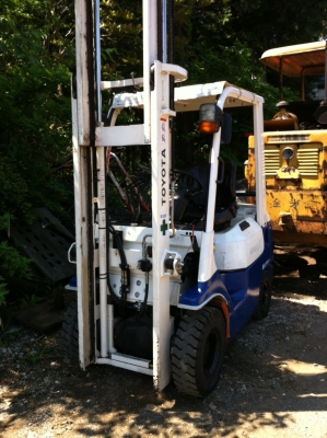 รถยกโตโยต้ารุ่น 7 น้ำหนักยก 1.5 ตัน เสาสูง 4.5 เมตร เครื่องเบนซิน เกียร์ออโต้