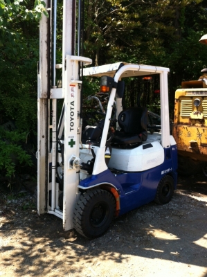 รถยกโตโยต้ารุ่น 7 น้ำหนักยก 1.5 ตัน เสาสูง 4.5 เมตร เครื่องเบนซิน เกียร์ออโต้