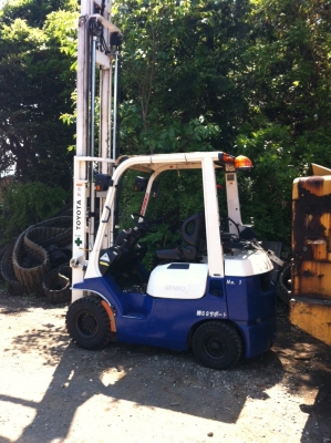 รถยกโตโยต้ารุ่น 7 น้ำหนักยก 1.5 ตัน เสาสูง 4.5 เมตร เครื่องเบนซิน เกียร์ออโต้