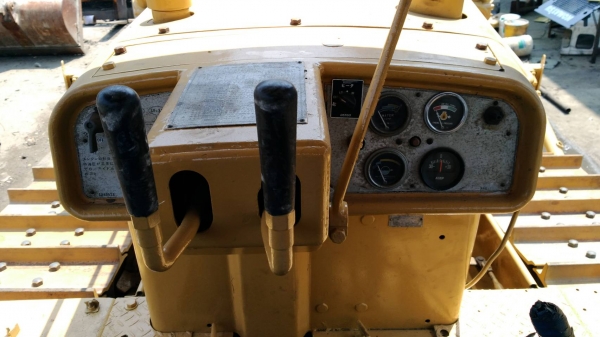 แทรคเตอร์ Caterpillar รุ่น D6C แทรคเตอร์ Caterpillar รุ่น D6C