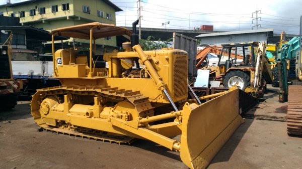 แทรคเตอร์ Caterpillar รุ่น D6C แทรคเตอร์ Caterpillar รุ่น D6C