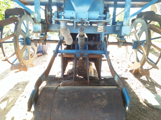 เครื่องปลูกอ้อยร่องคู่ศรีกำแพงแสนต่อรองราคาได้ครับ