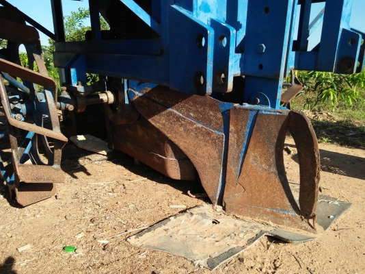 เครื่องปลูกอ้อยร่องคู่ศรีกำแพงแสนต่อรองราคาได้ครับ