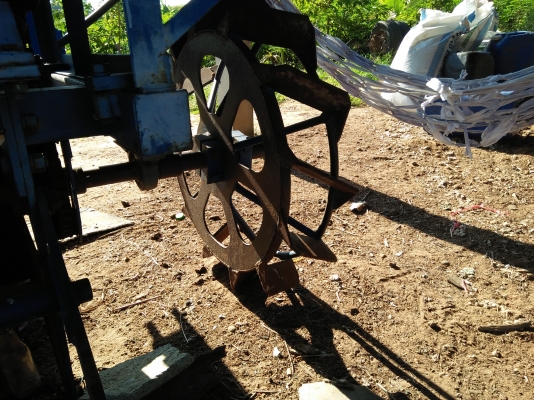 เครื่องปลูกอ้อยร่องคู่ศรีกำแพงแสนต่อรองราคาได้ครับ