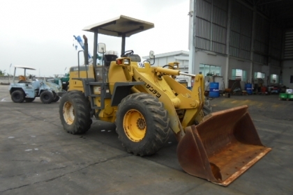 ขายรถตักล้อยาง KOMATSU WA100-3 (สภาพดี) ขายรถตักล้อยาง KOMATSU WA100-3 (สภาพดี)