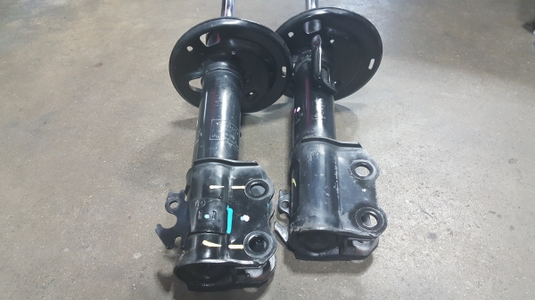 ขายโช็คอัพคู่หน้า โตโยต้า อัลติส แท้ติดรถ มือสอง สภาพดีพร้อมใช้งาน ไม่รั่วไม่ซึม ขายถูก 1,200บาท