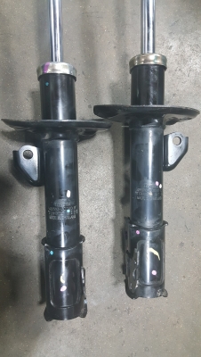 ขายโช็คอัพคู่หน้า โตโยต้า อัลติส แท้ติดรถ มือสอง สภาพดีพร้อมใช้งาน ไม่รั่วไม่ซึม ขายถูก 1,200บาท