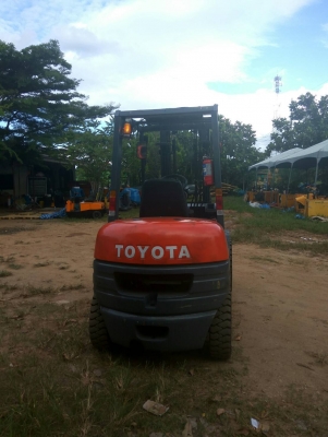 รถโฟล์คลิฟต์ ยี่ห้อ TOYOTA รุ่น6FD30   งาหมุนได้ ยกสูง 3.5 เมตร