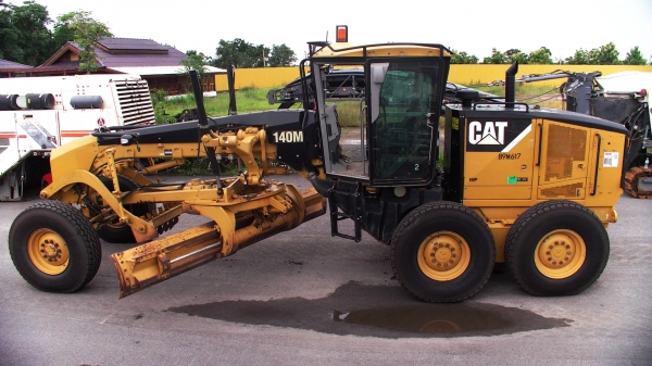รถเกรด CATERPILLER 140M