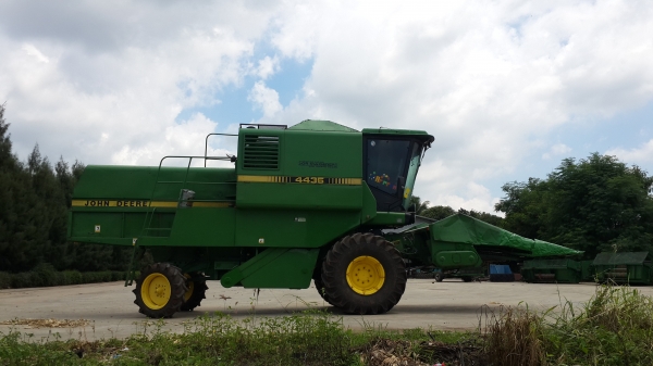 จอร์นเดียร์ 4435 รถเกี่ยวข้าวโพด จอร์นเดียร์ 4435 รถเกี่ยวข้าวโพด