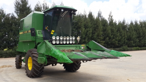 จอร์นเดียร์ 4435 รถเกี่ยวข้าวโพด จอร์นเดียร์ 4435 รถเกี่ยวข้าวโพด