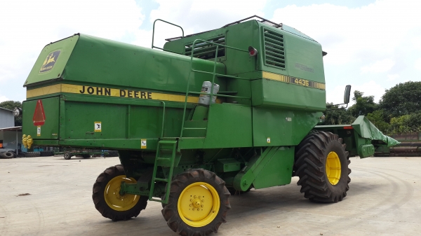 จอร์นเดียร์ 4435 รถเกี่ยวข้าวโพด จอร์นเดียร์ 4435 รถเกี่ยวข้าวโพด