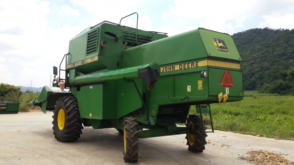 จอร์นเดียร์ 4435 รถเกี่ยวข้าวโพด จอร์นเดียร์ 4435 รถเกี่ยวข้าวโพด