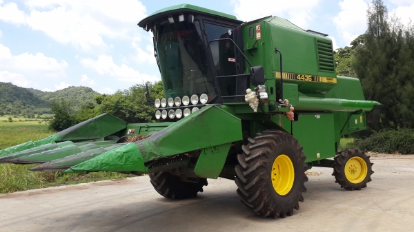 จอร์นเดียร์ 4435 รถเกี่ยวข้าวโพด