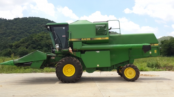 จอร์นเดียร์ 4435 รถเกี่ยวข้าวโพด จอร์นเดียร์ 4435 รถเกี่ยวข้าวโพด