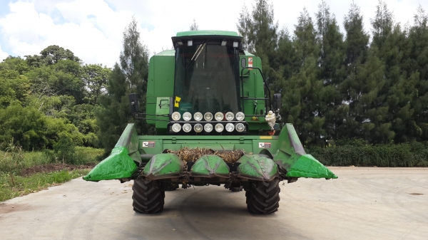 จอร์นเดียร์ 4435 รถเกี่ยวข้าวโพด จอร์นเดียร์ 4435 รถเกี่ยวข้าวโพด