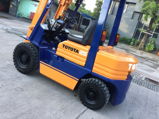 ขาย โฟรคลิฟท์ โตโยต้า รุ่น 5 ดีเซล เสา ทูฟรีเข้าตู้ 4 เมตร