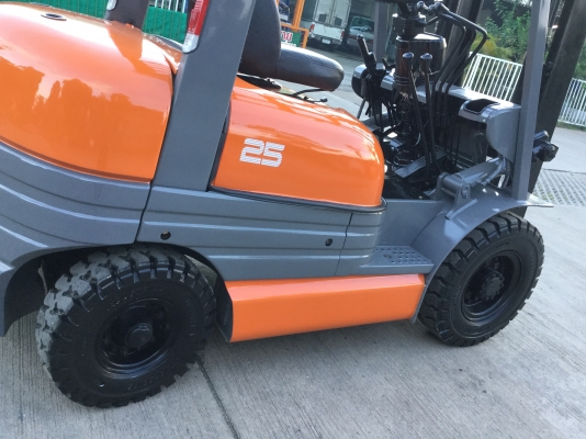 ขาย โฟรคลิฟท์ โตโยต้า รุ่น 6 เบนซิล 2.5 ตัน เสา 3 เมตร