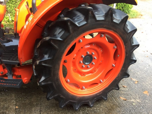 ขายรถไถKubota M6040SU(4WD)พร้อมใบดันและผานพรวนช้าง รถสวยพร้อมใช้งาน