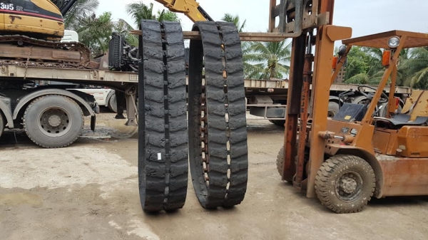FROM JAPAN RUBBER TRACKแทรคยาง(ข้อกว้าง)สำหรับรถขุดไซค์ 40,45,50,55/ ขนาด400*14.3*37(ข้อ) / ข้อห่าง* คู่ละ 22,000 บาท