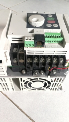 อินเวอร์เตอร์ปรับรอบมอเตอร์ 5แรง ไฟเข้า220v1เฟส ออก220v3เฟส