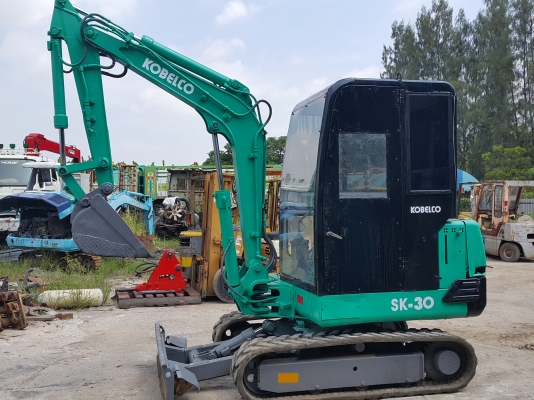 รถแบคโฮ KOBELCO SK027 รถเก่านอกนำเข้า ยังไม่เคยใช้งานในไทย เทียบเท่า PC30 มีไลน์หัวกระแทก เครื่องดี ปั๊มดี รถสภาพดี พร้อมใช้งาน (ต้องการติดแอร์เพิ่ม 12,000) มีเอกสารใบอินวอยซ์ มี VDO การทำงานให้ชม