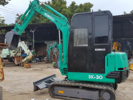 รถแบคโฮ KOBELCO SK027 รถเก่านอกนำเข้า ยังไม่เคยใช้งานในไทย เทียบเท่า PC30 มีไลน์หัวกระแทก เครื่องดี ปั๊มดี รถสภาพดี พร้อมใช้งาน (ต้องการติดแอร์เพิ่ม 12,000) มีเอกสารใบอินวอยซ์ มี VDO การทำงานให้ชม