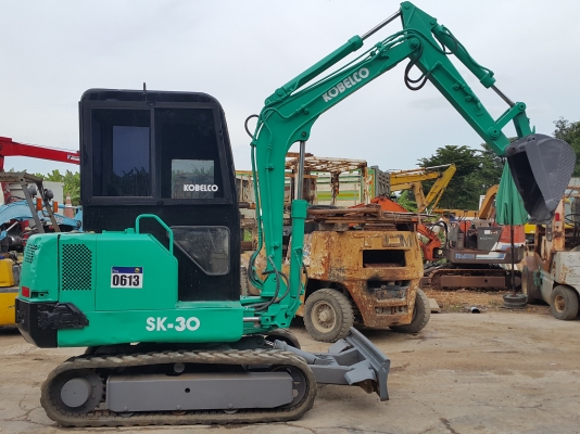 รถแบคโฮ KOBELCO SK027 รถเก่านอกนำเข้า ยังไม่เคยใช้งานในไทย เทียบเท่า PC30 มีไลน์หัวกระแทก เครื่องดี ปั๊มดี รถสภาพดี พร้อมใช้งาน (ต้องการติดแอร์เพิ่ม 12,000) มีเอกสารใบอินวอยซ์ มี VDO การทำงานให้ชม