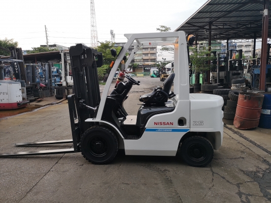 รถยกนิสสันรุ่นล่าสุด น้ำหนักยก  2.5 ตัน เสาสูง 3 เมตร เครื่องดีเซล เกียร์ออโต้