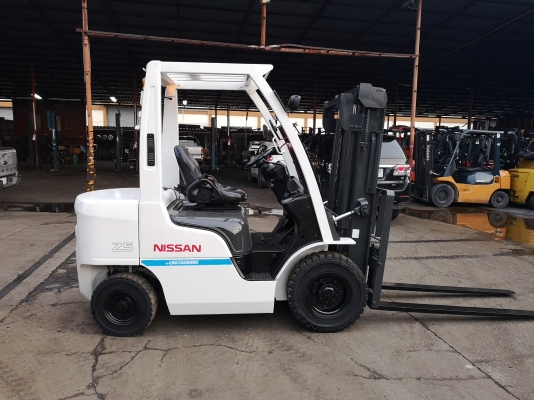 รถยกนิสสันรุ่นล่าสุด น้ำหนักยก  2.5 ตัน เสาสูง 3 เมตร เครื่องดีเซล เกียร์ออโต้