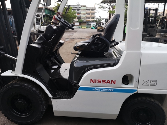 รถยกนิสสันรุ่นล่าสุด น้ำหนักยก  2.5 ตัน เสาสูง 3 เมตร เครื่องดีเซล เกียร์ออโต้