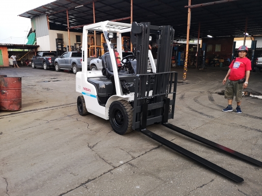 รถยกนิสสันรุ่นล่าสุด น้ำหนักยก  2.5 ตัน เสาสูง 3 เมตร เครื่องดีเซล เกียร์ออโต้