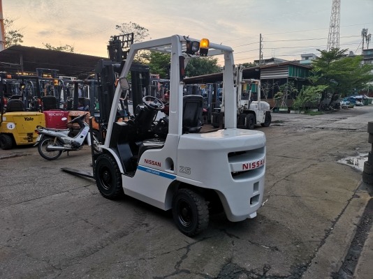รถยกนิสสันรุ่นล่าสุด น้ำหนักยก  2.5 ตัน เสาสูง 3 เมตร เครื่องดีเซล เกียร์ออโต้