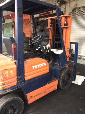 รถยกโตโยต้ารุ่น 5 น้ำหนักยก 2 ตัน เสาสูง 3 เมตร เครื่องดีเซล เกียร์ธรรมดา