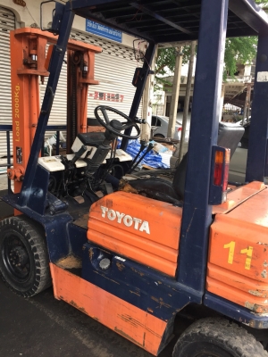 รถยกโตโยต้ารุ่น 5 น้ำหนักยก 2 ตัน เสาสูง 3 เมตร เครื่องดีเซล เกียร์ธรรมดา