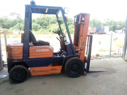 รถยกโตโยต้ารุ่น 5 น้ำหนักยก 2 ตัน เสาสูง 3 เมตร เครื่องดีเซล เกียร์ธรรมดา